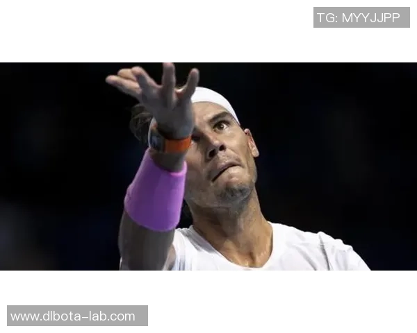 足球明星荣耀时刻握紧奖杯展现无尽激情与梦想